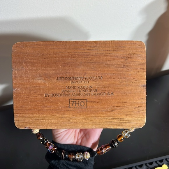 Vintage wooden cigar box purse lined with glass beaded handle and charm - Picture 8 of 15